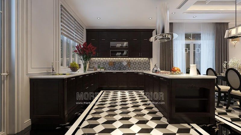 Hệ thống tủ bếp bằng gỗ tự nhiên màu đen kết hợp với màu trắng của tường nhà và kính ốp bếp mang lại một không gian nhà bếp sang chảnh. Đảo bếp được thiết kế như một chiếc bàn đa năng để giúp bà nội trợ thỏa thích trưng bày đồ ăn và thỏa sức trổ tài nội trợ.