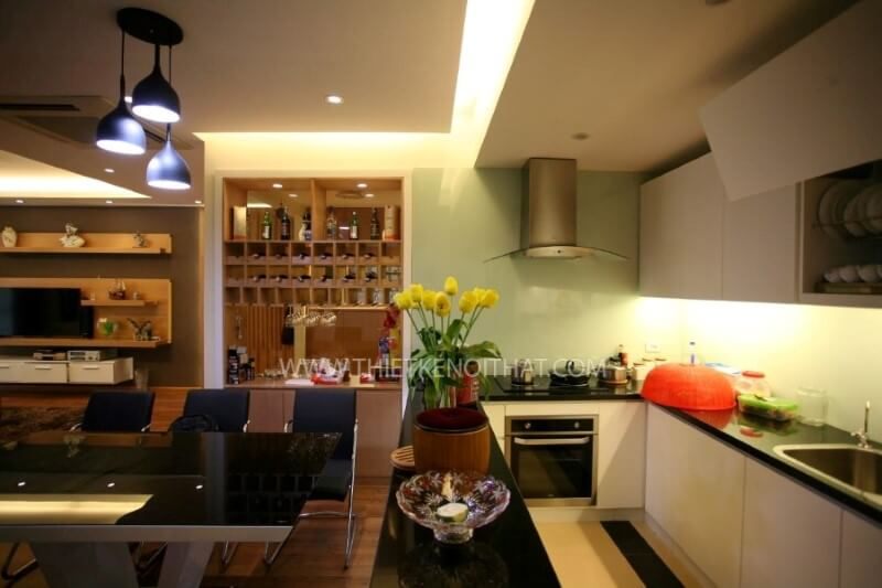 .
Bàn ăn nhỏ gọn với sáu ghế nhỏ sẽ giúp không gian trở nên linh hoạt và đẹp mắt, phù hợp với cả các bữa tiệc với bạn bè hay chỉ là bữa tối nhỏ gia đình.