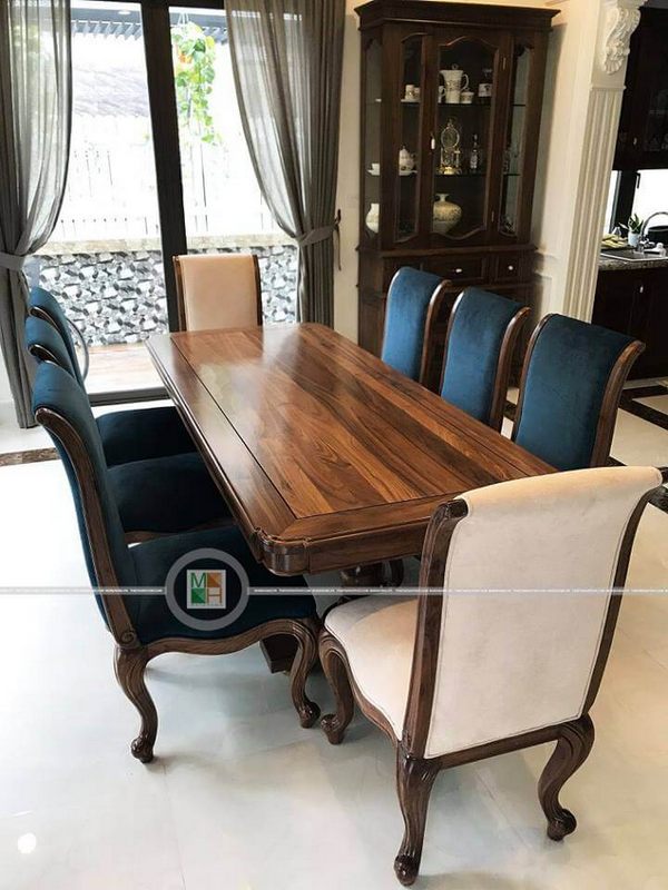 Bộ bàn ăn 8 ghế gỗ óc chó sang trọng này sẽ làm cho không gian phòng ăn của bạn trở nên sáng và hút mắt.
